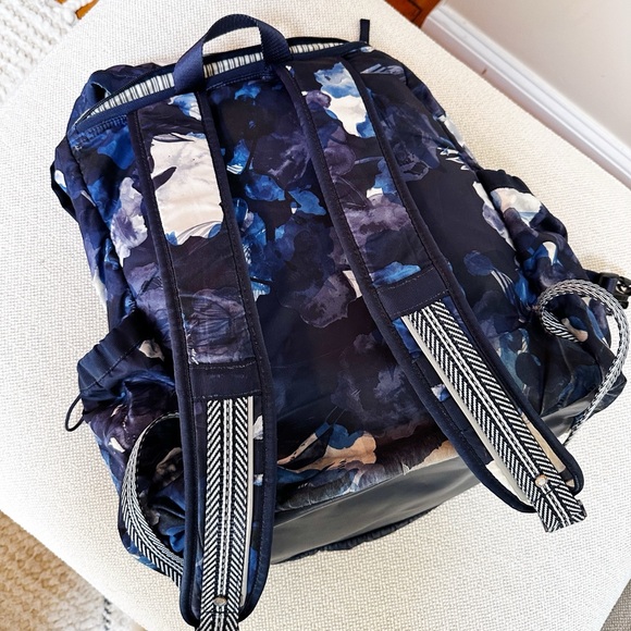 Lululemon Traveling Yogini Rucksack - Picture 10 of 16